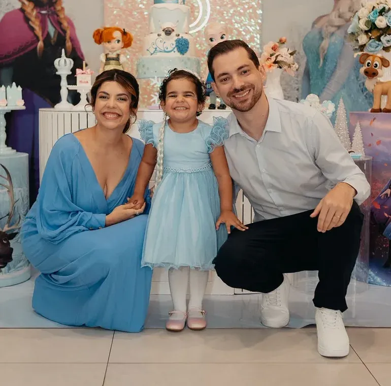 Heyse com a filha, Nina, e o marido, Gabriel, em uma festa de aniversário